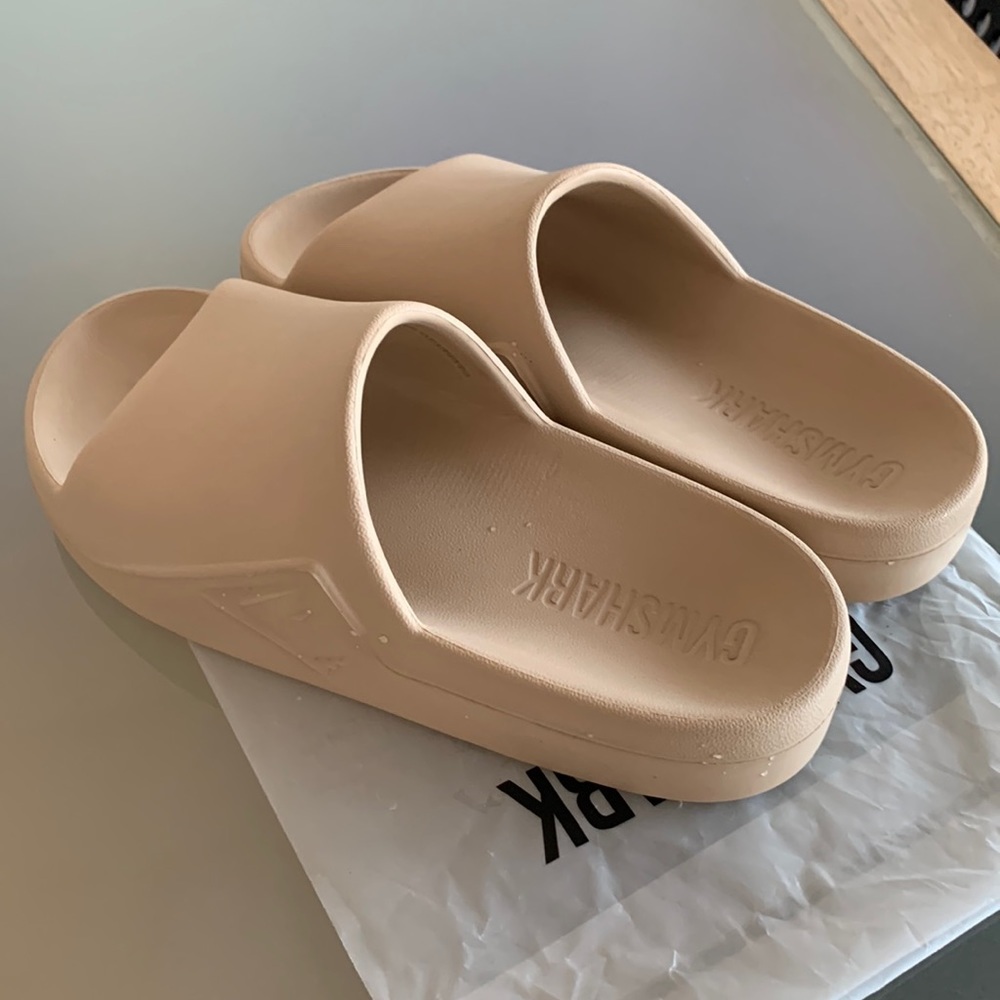 BNWT  GYMSHARK REST DAY SLIDES SANDALS M5 / W6 US 6 SOUL BROWN - Picture 2 of 8